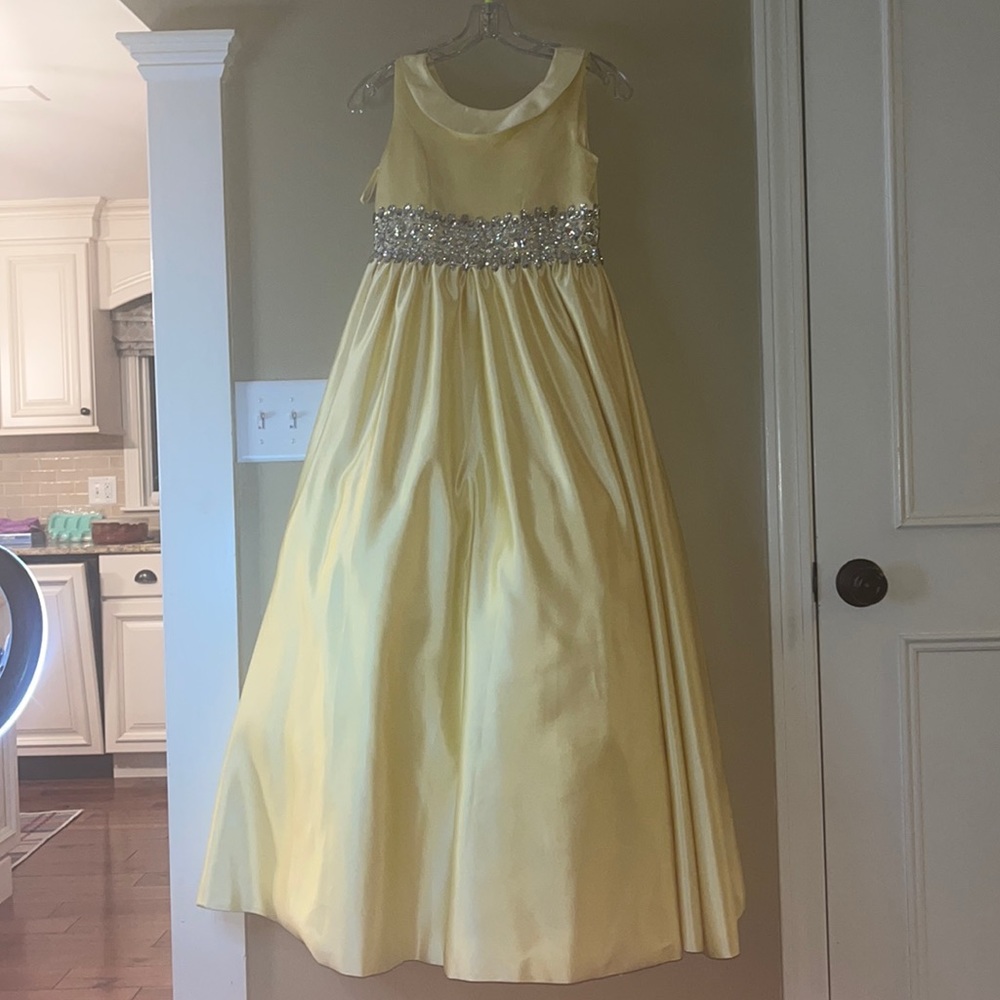Buatiful yellow pageant gown,